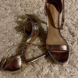 ✨Gold Platform Sandals✨